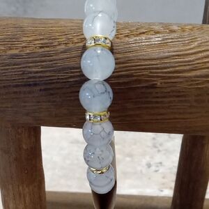 Elegant White Beaded Stretch Bracelet with Gold Accents
